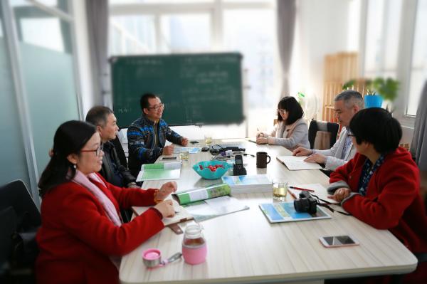 中心主任黄坚,张家港市环保局法制宣教科科长童朝霞一行来绿色江南